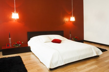 letto-parete-rossa
