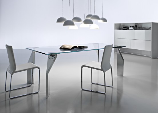 interessante il contrasto tra le gambe massiccie e il piano leggerissimo, A4 di Ciacci , design MeneghelloPaolelli