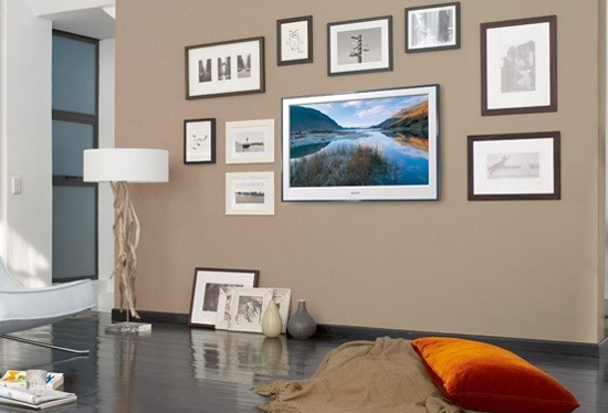 La tv ultra flat si nasconde tra i quadri